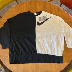 Nike Women’s OVERSIZED Crewneck White Black